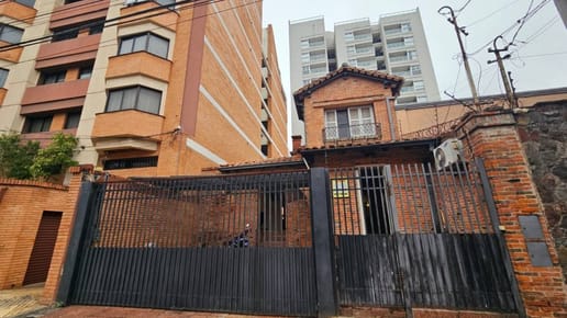 AMPLIA RESIDENCIA PARA USO COMERCIAL