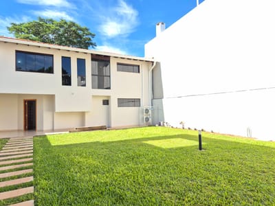 ALQUILER DE CASA ZONA MBURUCUYA, IDIAL PARA OFICINA