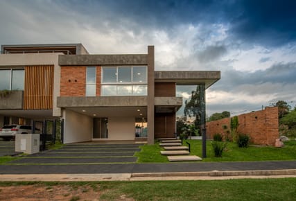 EN ALQUILER EXCLUSIVA RESIDENCIA EN BARRIO CERRADO 