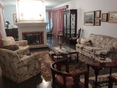 Vendo En Mburucuyá Casa En Esquina Con 720 M² De Terreno