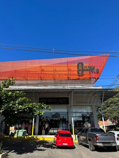 ALQUILO SALON COMERCIAL EN GALERIA AMISTAD