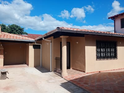 ALQUILO CASA EN LAMBARE- A metros de la Municipalidad
