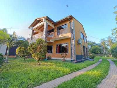 Hermosa residencia en el Casco Urbano-Capiata