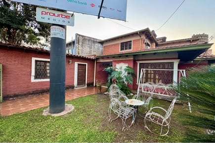 CASA SUPER BIEN UBICADA SOBRE AVIADORES ASUNCION 