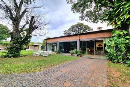 Hermosa Residencia a media cuadra de España