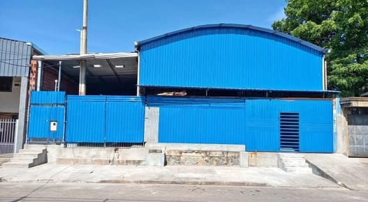 En alquiler galpon y casa indpendiente suroeste av. Escuadron Velasco 