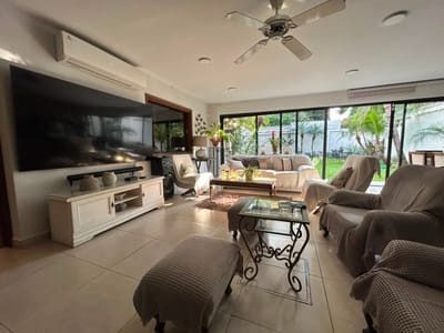 VENDO RESIDENCIA EN BARRIO MBURICAO