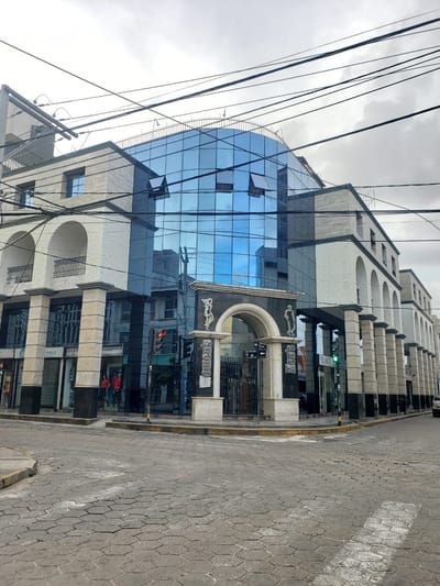 AMPLIO LOCAL COMERCIAL EN VENTA, EN LA ESQUINA MAS EMBLEMATICA DEL CENTRO 