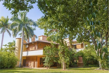 FABULOSA RESIDENCIA EN DOBLE ESQUINA – ZONA COLEGIO GOETHE / QUINTA YKUA SATI