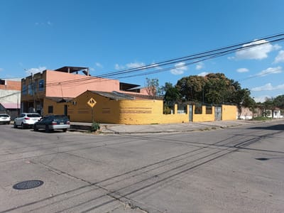 Casa comercial en Venta a 2 cuadras de la Av. Doble Vía a Cotoca 