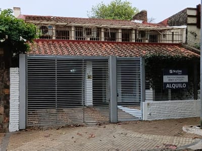 Barrio Jara Alquilo esta espaciosa y versátil casa en el corazón de Asunción.