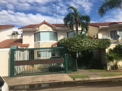 Impecable casa en Equipetrol a solo una cuadra de la avenida San Martin