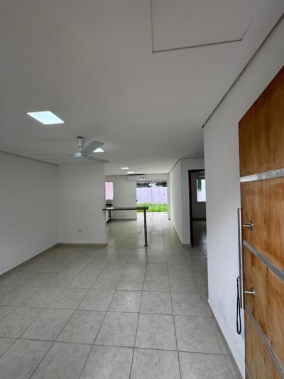 MORA CUE, LUQUE, EN VENTA CASA DE 2 DORMITORIOS, EN CONDOMINIO.