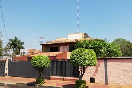 Vendo en Lambare Hermosa Residencia con Piscina