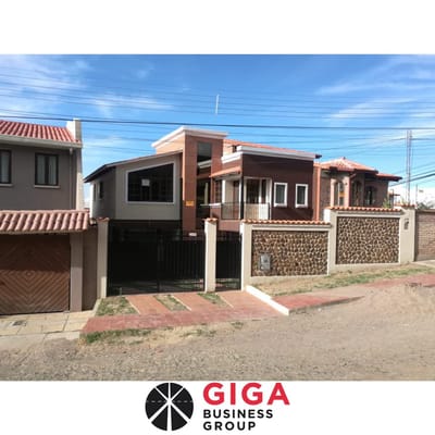 Amplia Casa en Venta en Zona Residencial.