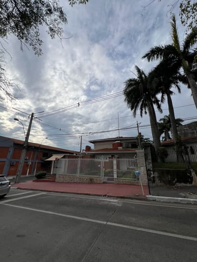 VENDO CASA EN SAJONIA SOBRE LA AVENIDA CAL