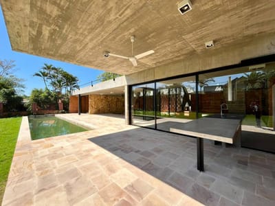 Imponente Residencia En Lambare Zona Yacht A Estrenar