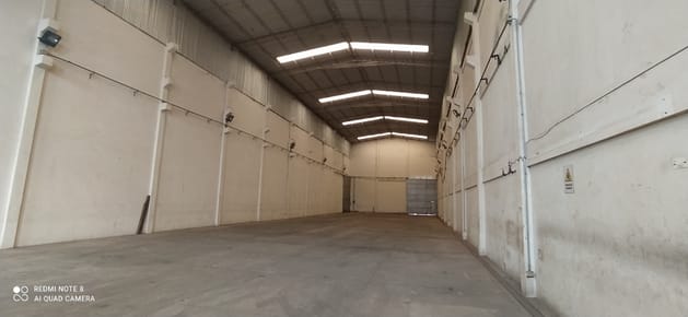 ALQUILO GALPONES CON OFICINAS Y PUENTE GRUA, PARQUE INDUSTRIAL 
