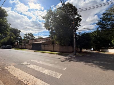 VENDO IMPONENTE CASA EN BARRIO LUIS ALBERTO DE HERRERA