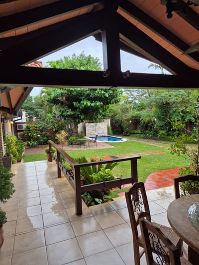Alquilo casa con piscina de 3 habitaciones en lambare 