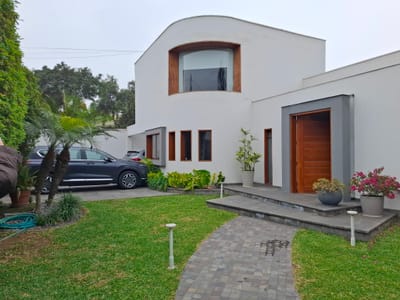 Moderna Casa En La Molina De 700 M2, Con 5 Habit Con Baño Y 3 Estac. $ 830,000