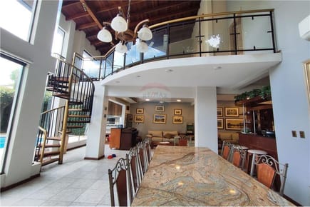 En Venta amplia Residencia de 4 habitaciones