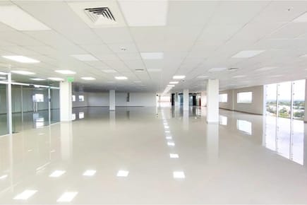 Espacio de oficina-Alquiler-Del Maestro E/ San Martin, Villa Morra, Asunción