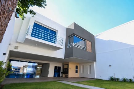 Alquilo residencia de 4 dormitorios en Luque. Zona CIT / Colegio Trinity