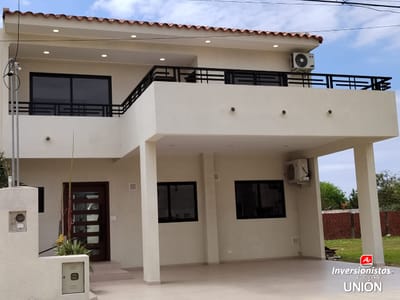 AMPLIA CASA EN VENTA, EN CONDOMINIO 