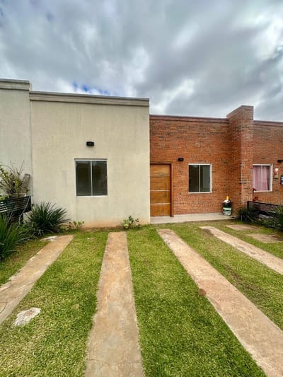 LUQUE - MORA CUE, CASA 2 DORMITORIOS EN CONDOMINIO, EN ALQUILER Y VENTA 