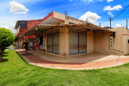 Casa comercial con 7 habitaciones y tienda comercial en venta Villa 1ro de Mayo