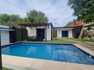 RESIDENCIA MODERNA EN VENTA EN BARRIO SANTA MARIA ASUNCION