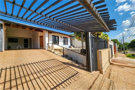 VENDO CASA DE 5 HABITACIONES - ZONA HIPÓDROMO