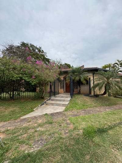 AMPLIA RESIDENCIA EN VENTA EN LAMBARE