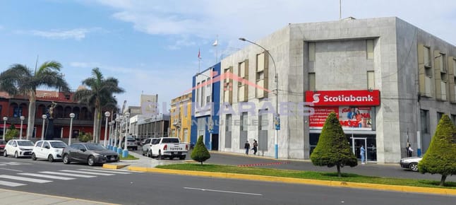 Amplio Local Comercial en Esquina