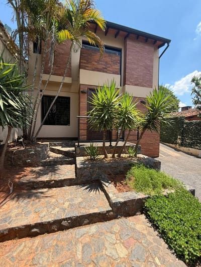 Casa en Alquiler para vivienda u oficina – Barrio Mburicaó, Asunción