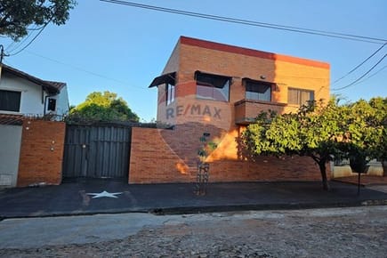 Casa de 4 Dormitorios con Piscina en Lambare 