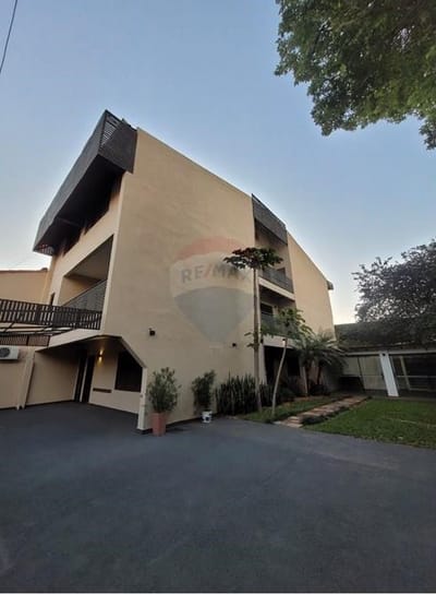 Vendo amplia Residencia en Las Mercedes - Asunción