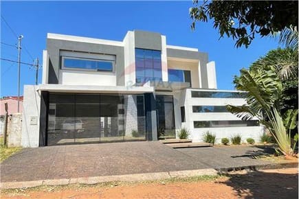 Lujusa Casa con Amplio Patio y Piscina en Aregua 