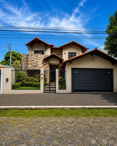Vendo amplia Casa en Barrio San Cristobal - Asunción