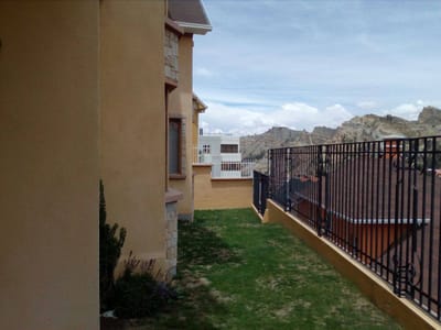 HERMOSA CASA VENTA ACHUMANI JARDINES DEL SUR