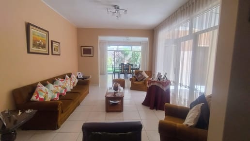 Amplia Casa En Venta En Urbanizacon Miraflores  -  Av Cayetano Heredia. -