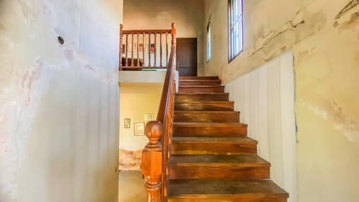 EN VENTA AMPLIA CASA A REFACCIONAR CON IMPORTANTE FACHADA