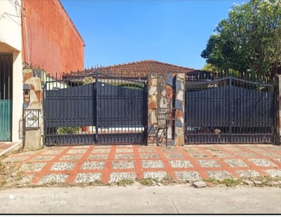 Amplia Casa En Venta – Zona Este, A Pasos De La Feria Barrio Lindo