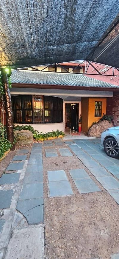 Casa 3 dormitorios en San Jorge, zona Colegio Goethe