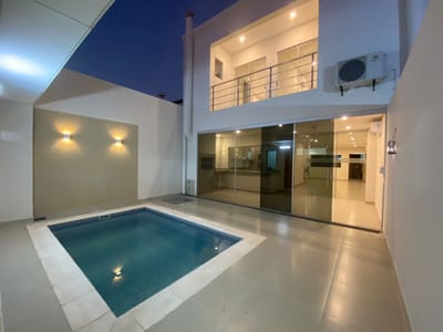 Alquilo Hermoso Duplex Minimalista de 3 Habit en Suite