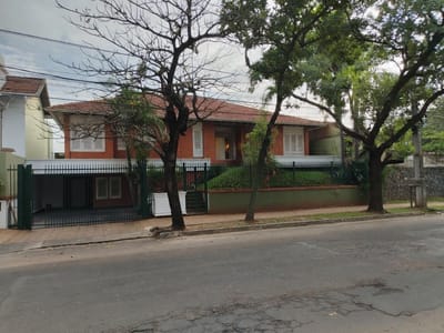 VENDO CASA EN BARRIO MCAL. FRANCISCO SOLANO LÓPEZ