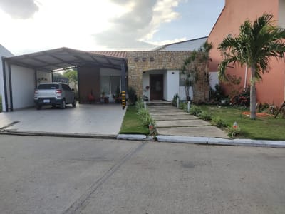 AMPLIA CASA EN VENTA, COND ICARAI ZONA ESTE