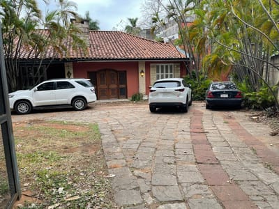 VENDO CASA A REFACCIONAR SOBRE MARISCAL LOPEZ
