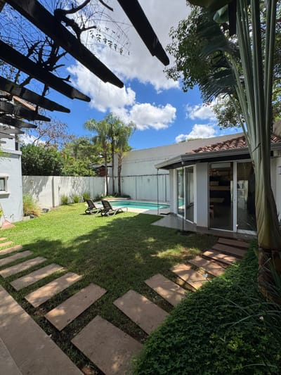 En Alquiler Casa De 3 Habitaciones En Suite En Asuncion - Barrio Carmelitas